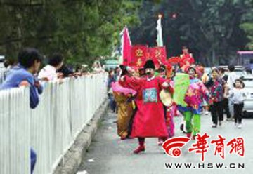 “七品芝麻官”开道去迎亲
