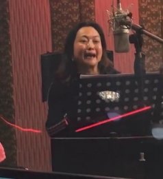 著名豫剧表演艺术家王红丽在将近四十年来的艺术生涯中努力追求着完美的艺术