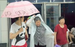 豫剧《我的娘·我的根》巡演 风雨无阻