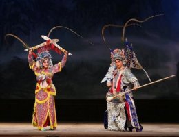 使双刀的京剧演员郭凡嘉：戏曲很小众？我不觉得